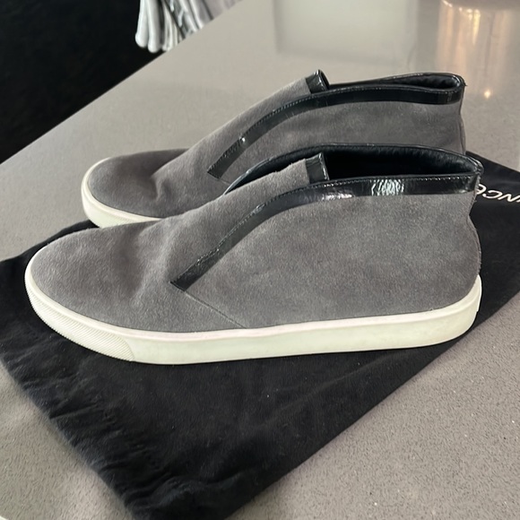 Vince grey suede with black leather trim Chelsea boot size 7 excellent condition - Picture 2 of 3